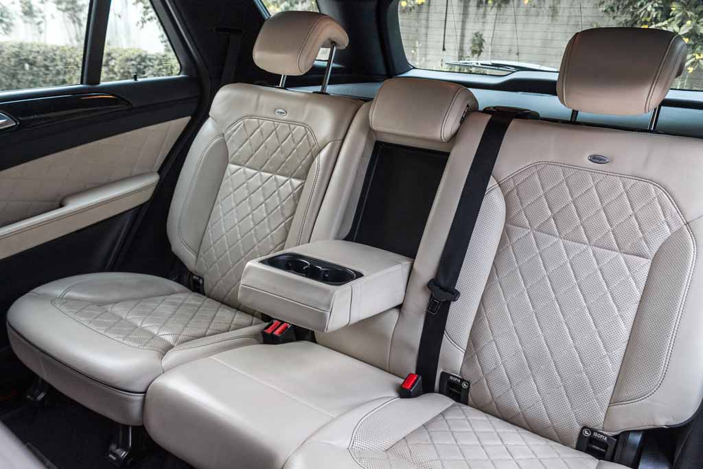 Mercedes-Benz ML350 CDI 4Matic rear seats 1