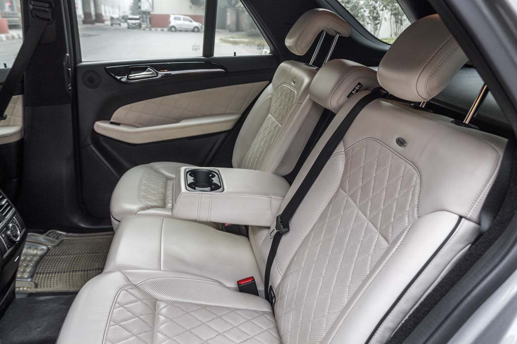 Mercedes-Benz ML350 CDI 4Matic door view of rear seats
