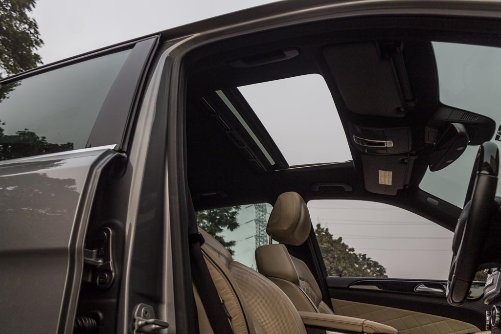 Mercedes-Benz ML350 CDI 4Matic front interior