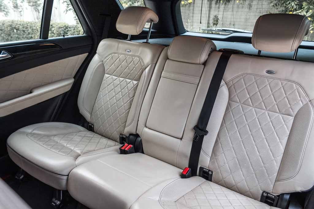 Mercedes-Benz ML350 CDI 4Matic rear seats