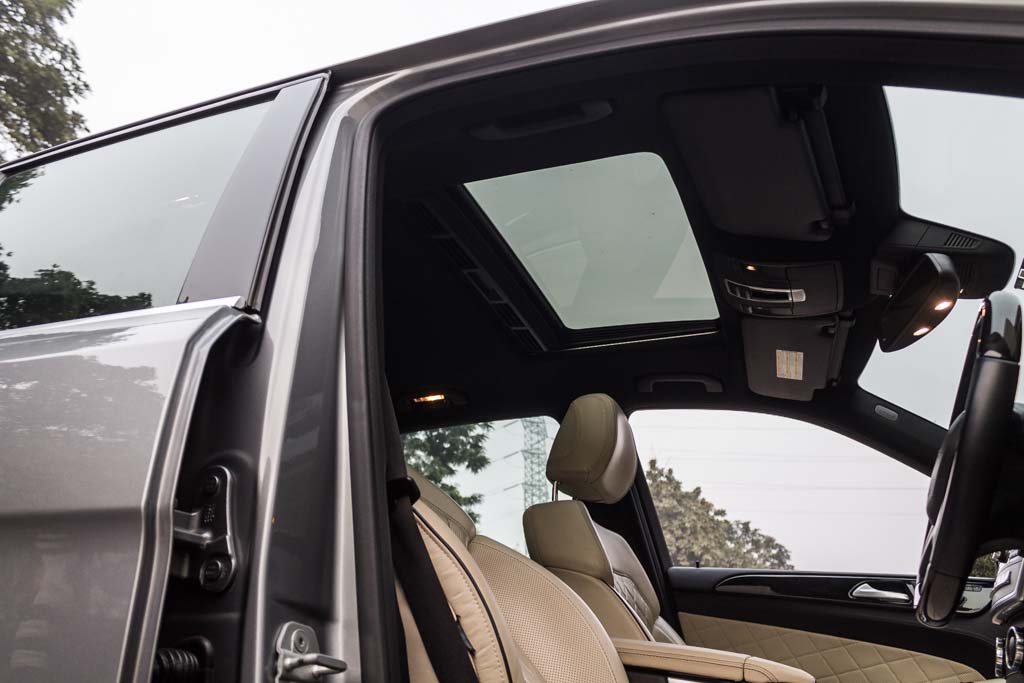 Mercedes-Benz ML350 CDI 4Matic front interior 2