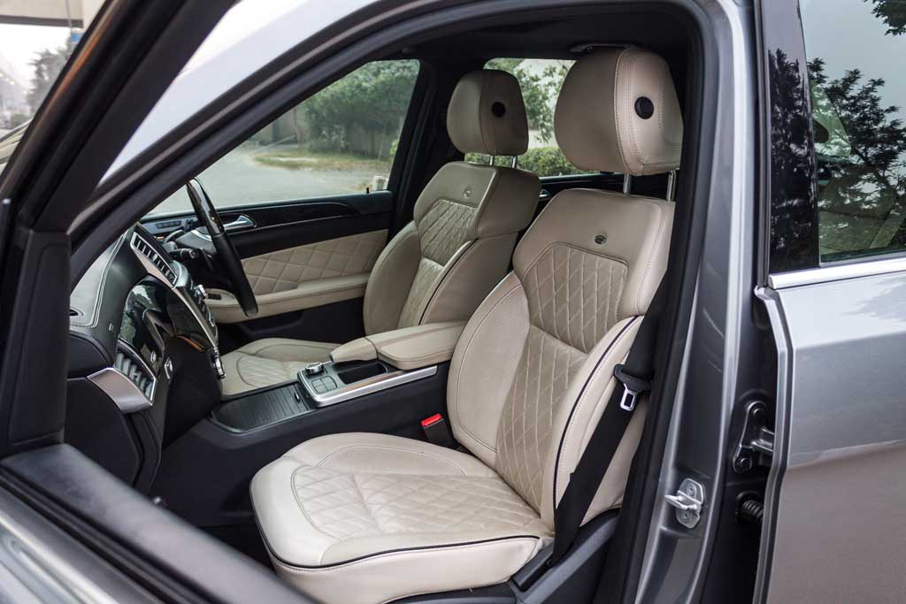 Mercedes-Benz ML350 CDI 4Matic door view of front seats 1