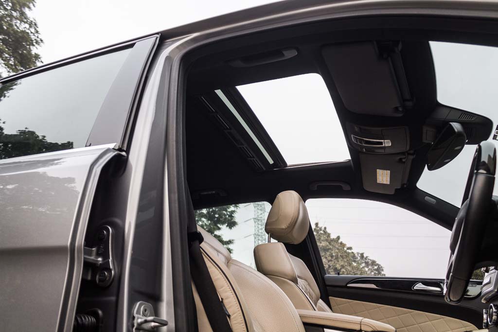 Mercedes-Benz ML350 CDI 4Matic front interior 1