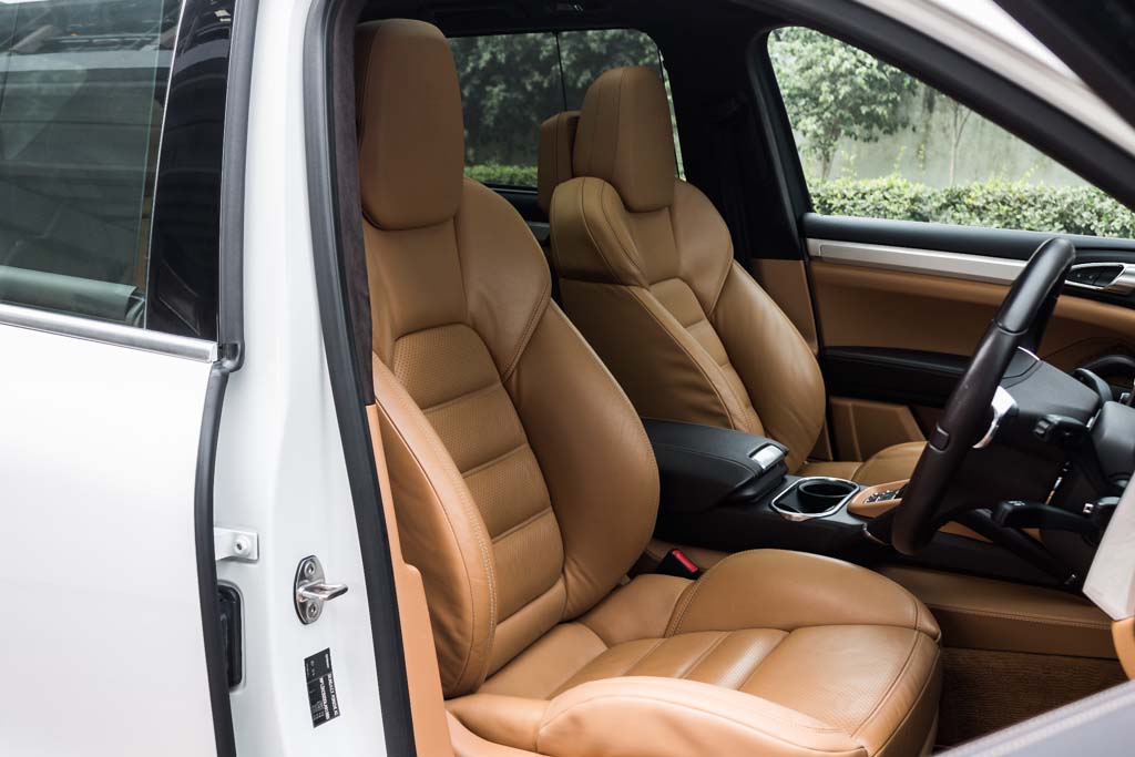 Porsche Cayenne Turbo door view of front seats