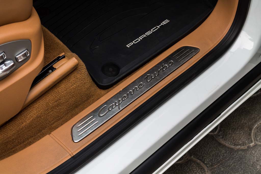 Porsche Cayenne Turbo model and badging 3