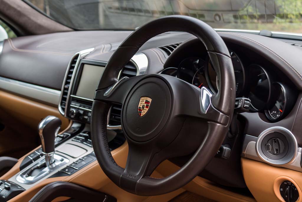 Porsche Cayenne Turbo steering wheel