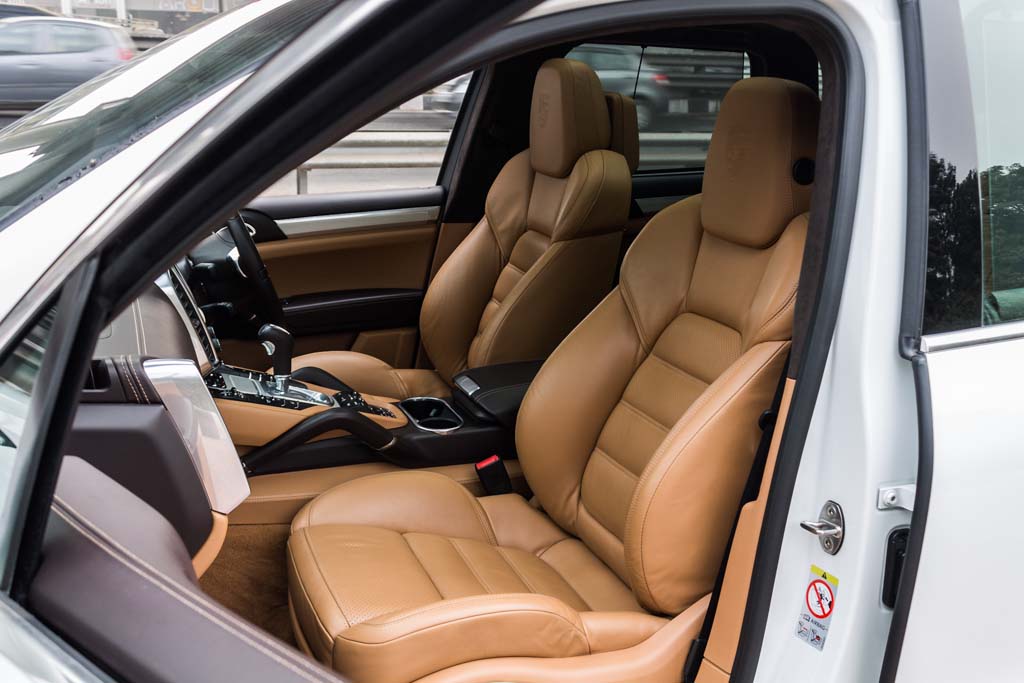Porsche Cayenne Turbo door view of front seats 1