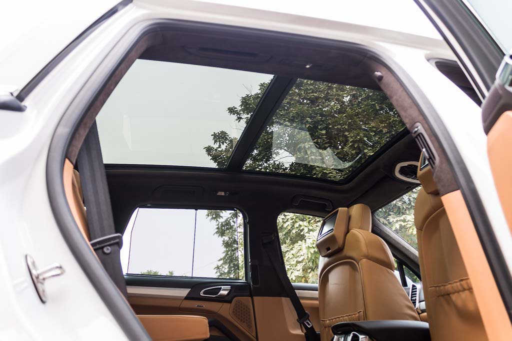 Porsche Cayenne Turbo sunroof 1