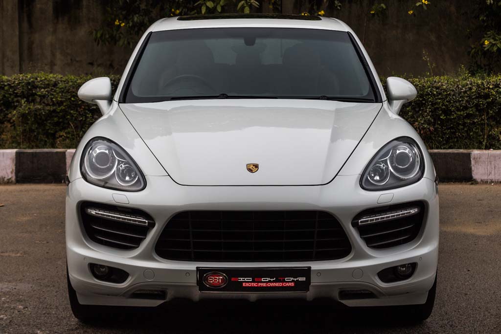 Porsche Cayenne Turbo front view