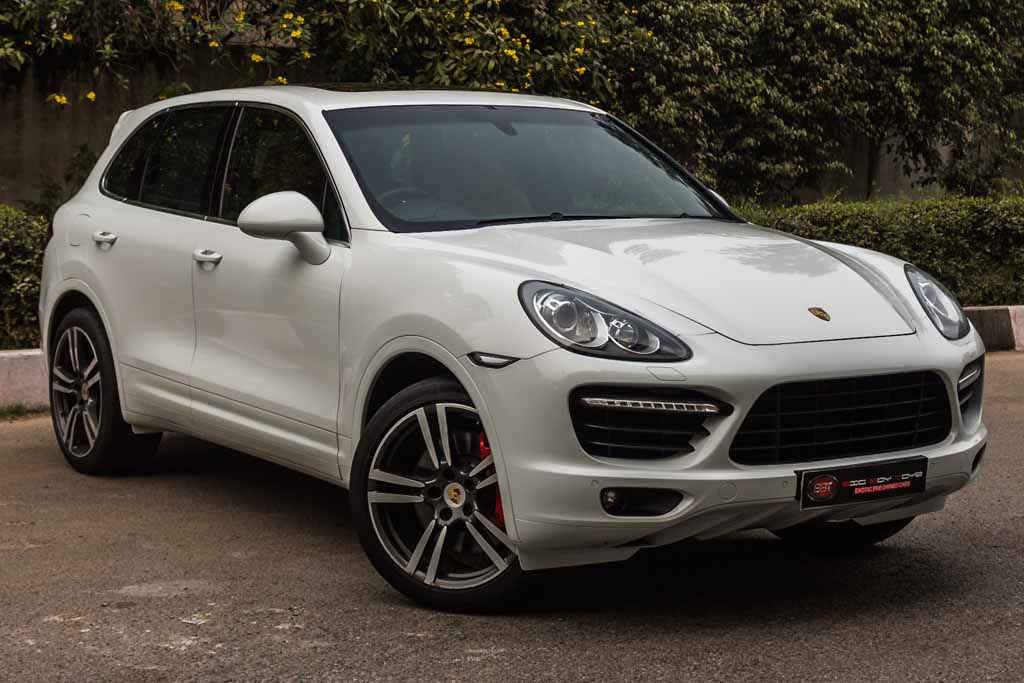Porsche Cayenne Turbo front right view