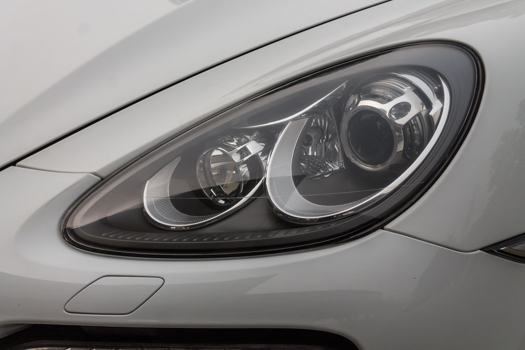 Porsche Cayenne Turbo headlight 2