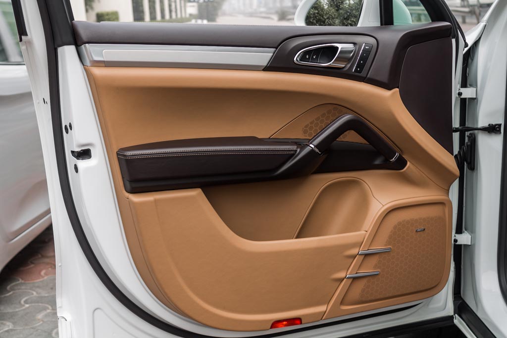Porsche Cayenne Turbo door view