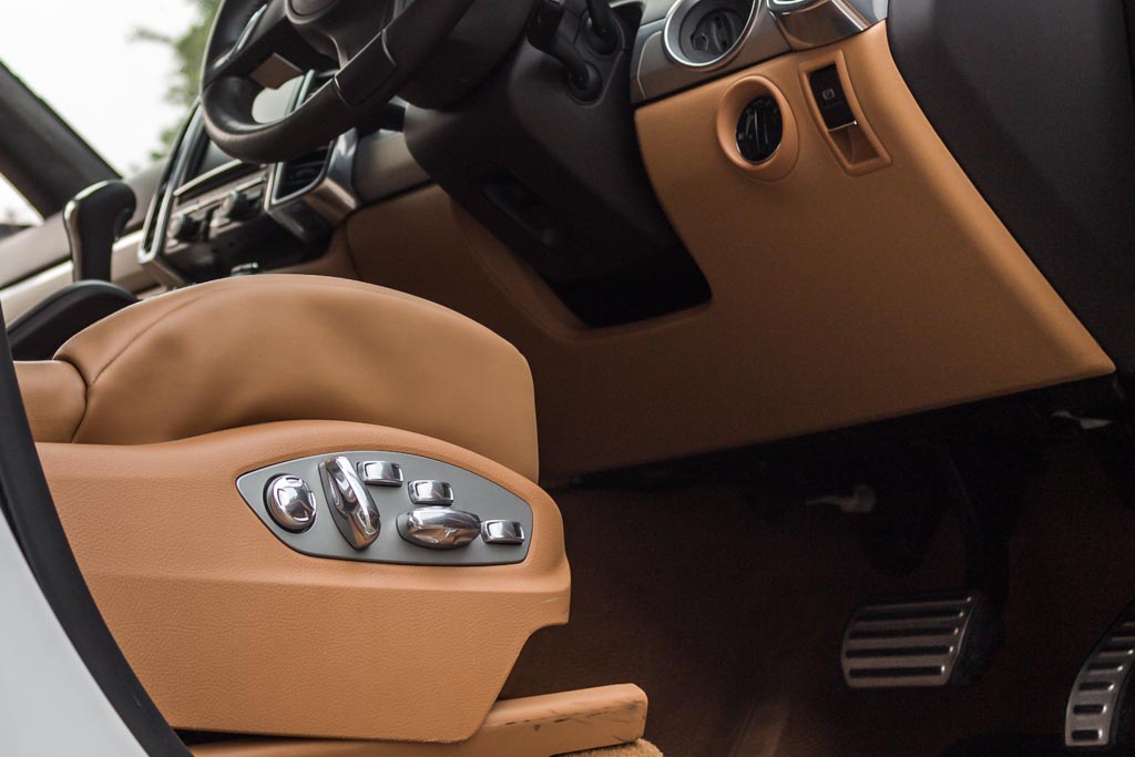 Porsche Cayenne Turbo door buttons