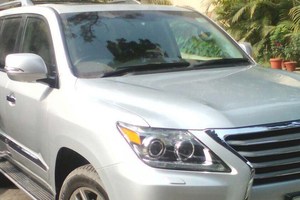 Lexus LX 570 front right view