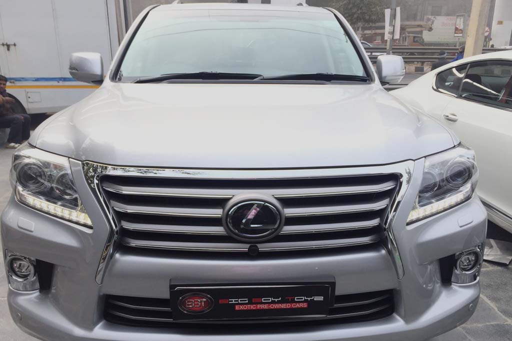Lexus LX 570 front view