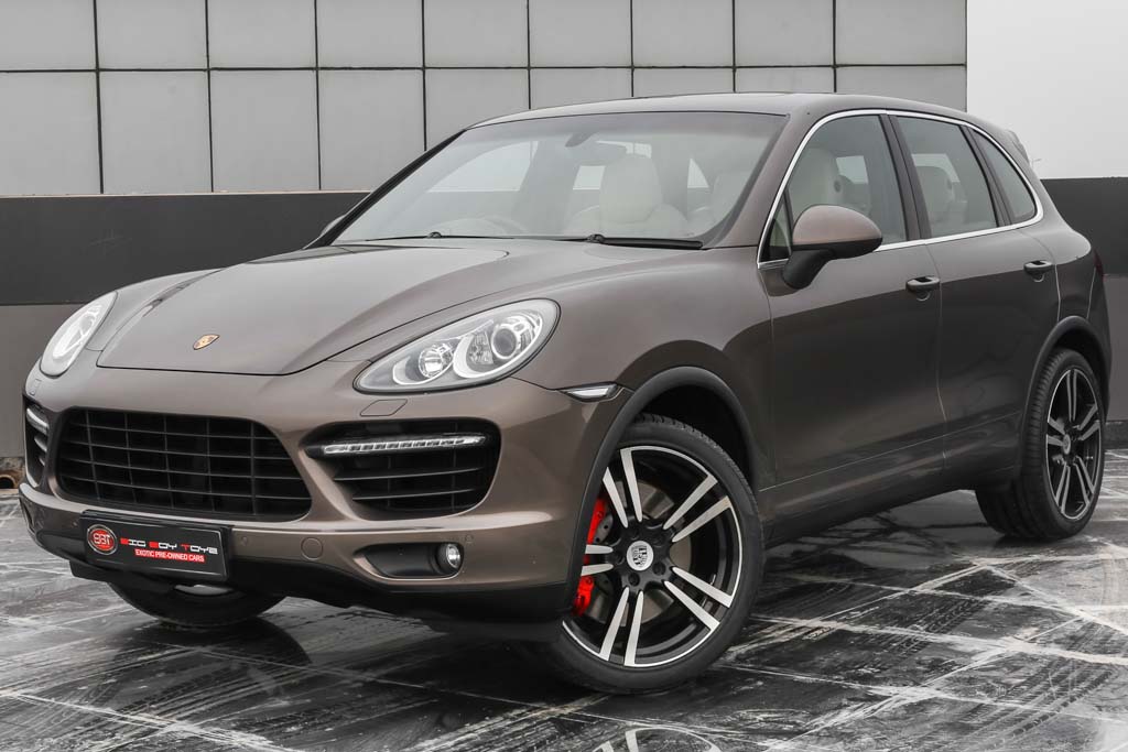 Porsche Cayenne Turbo front left view