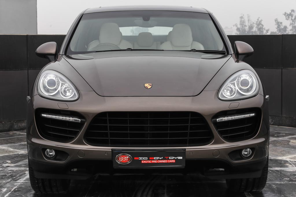Porsche Cayenne Turbo front view