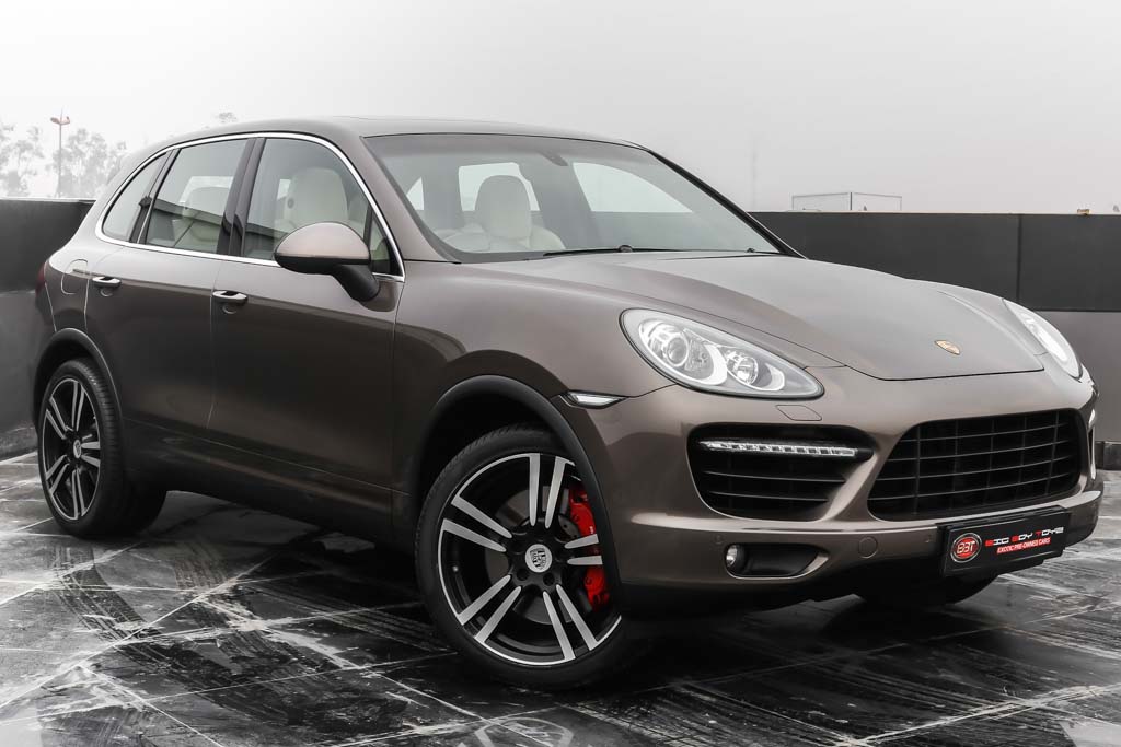 Porsche Cayenne Turbo front right view
