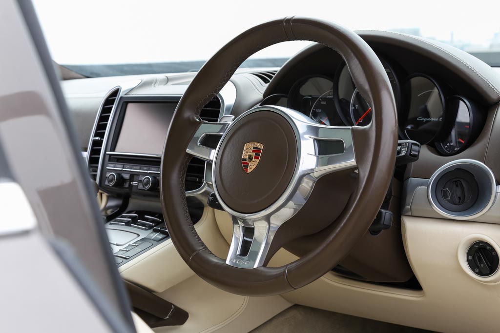 Porsche Cayenne Turbo steering wheel