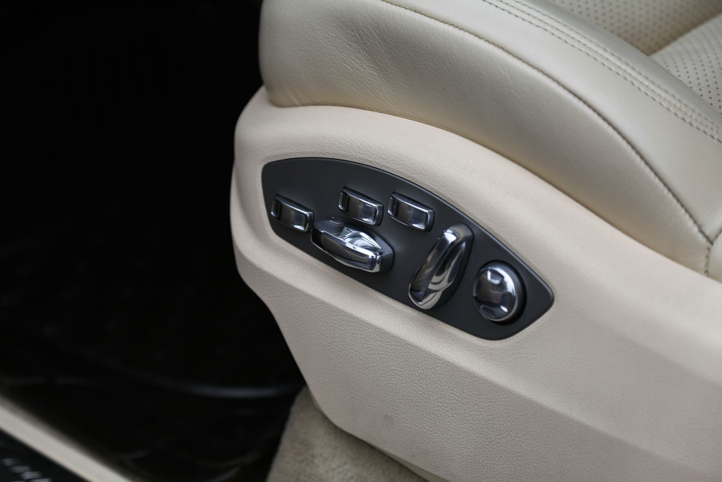 Porsche Cayenne Turbo seat buttons