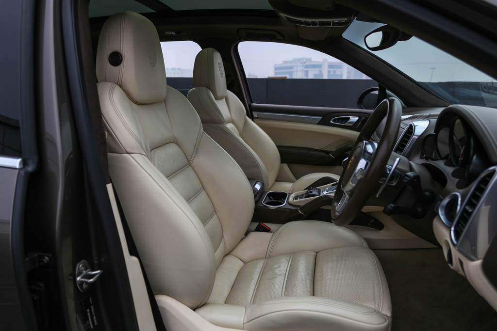Porsche Cayenne Turbo door view of front seats