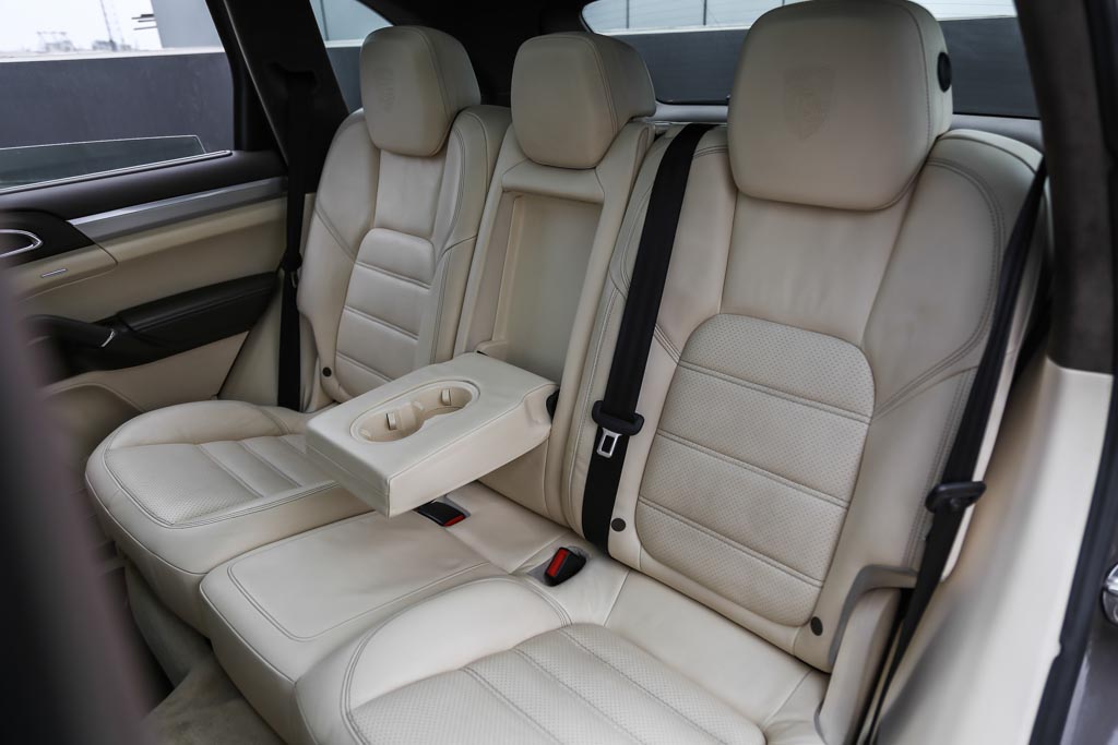 Porsche Cayenne Turbo door view of rear seats 1