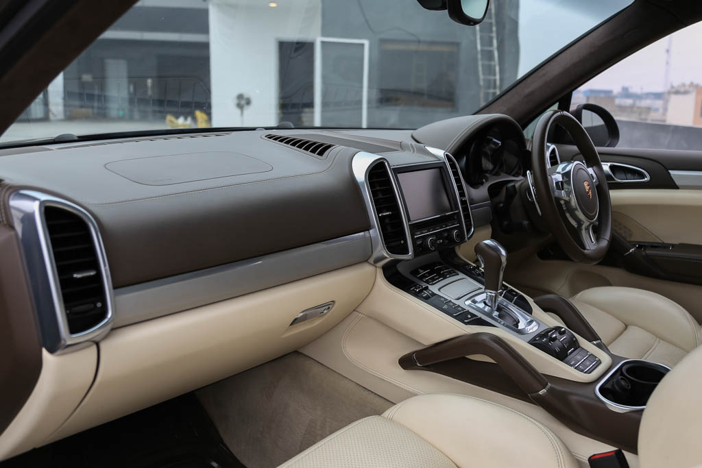 Porsche Cayenne Turbo dashboard 1