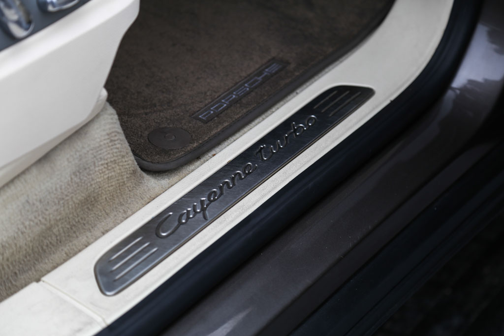 Porsche Cayenne Turbo model and badging 3