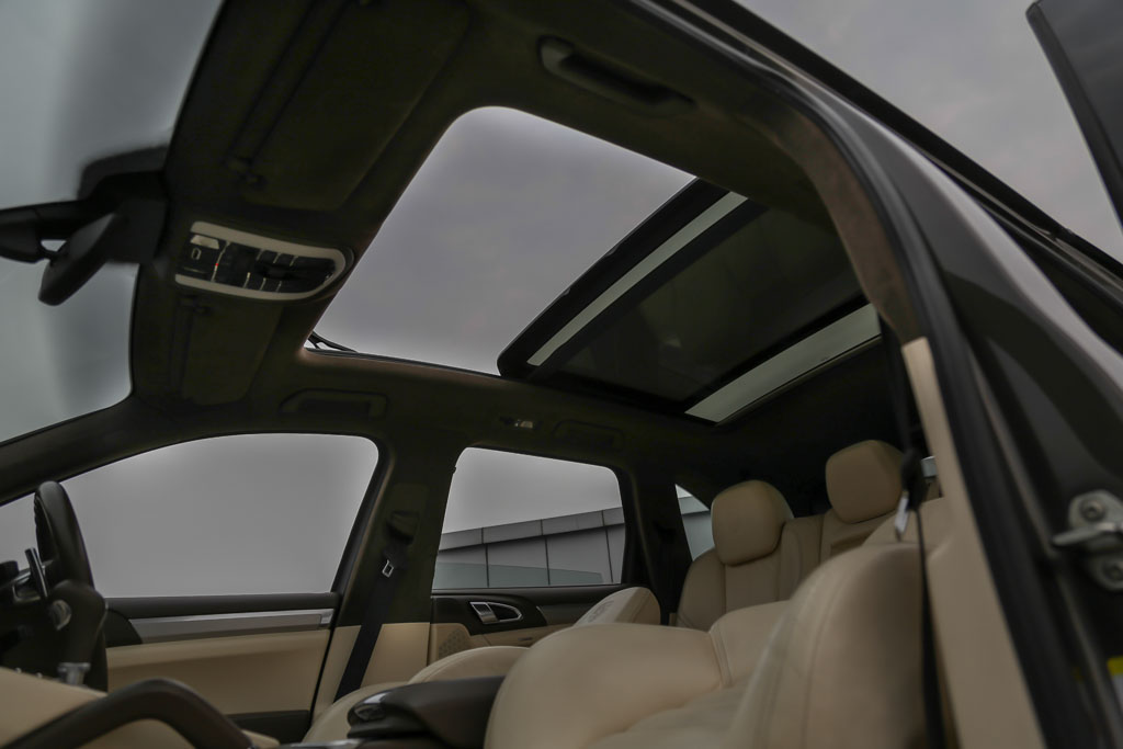 Porsche Cayenne Turbo sunroof 1