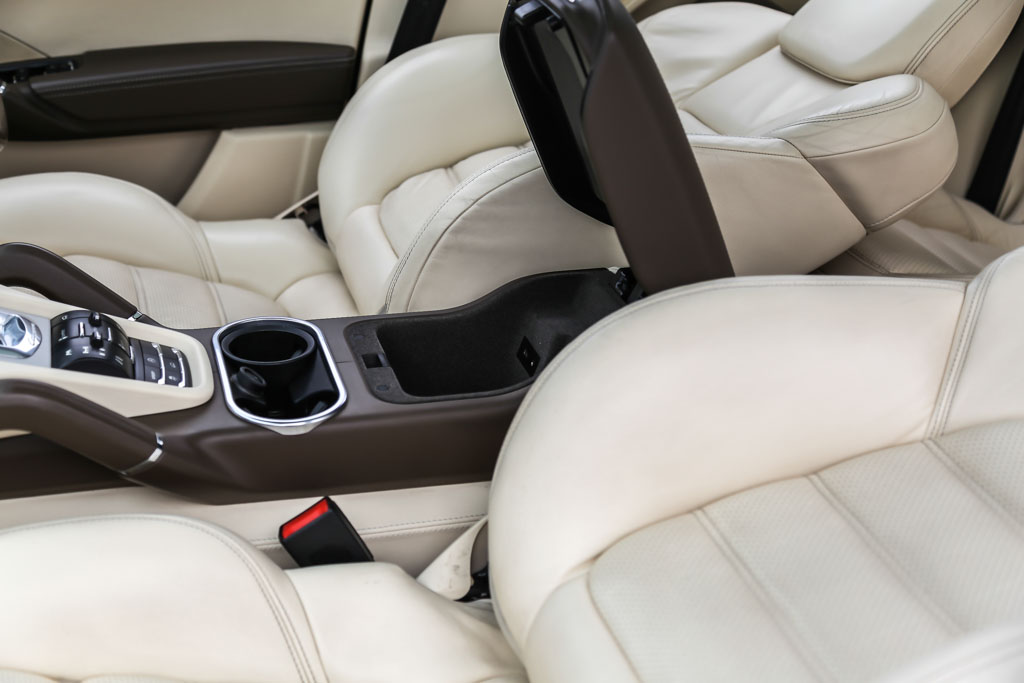 Porsche Cayenne Turbo arm rest