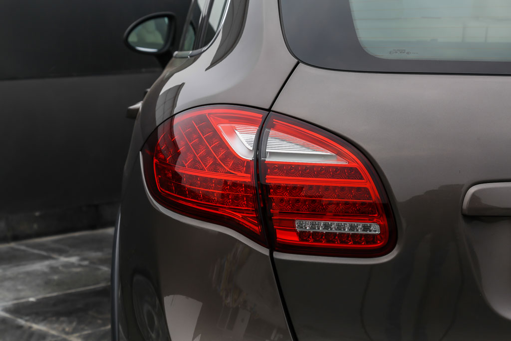 Porsche Cayenne Turbo taillight 1
