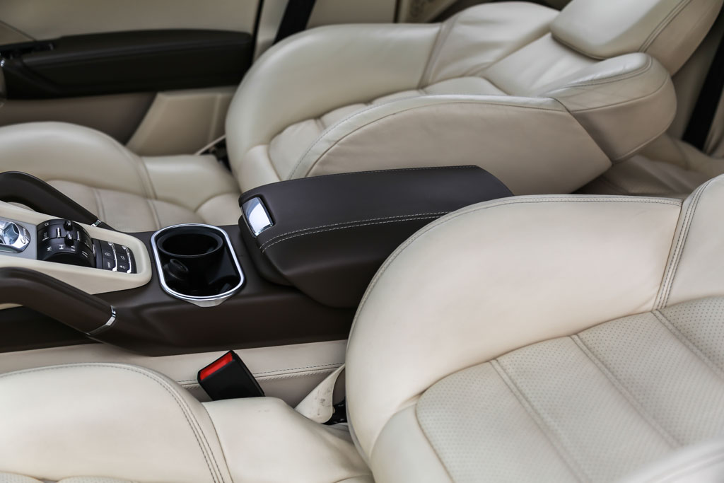 Porsche Cayenne Turbo arm rest 1