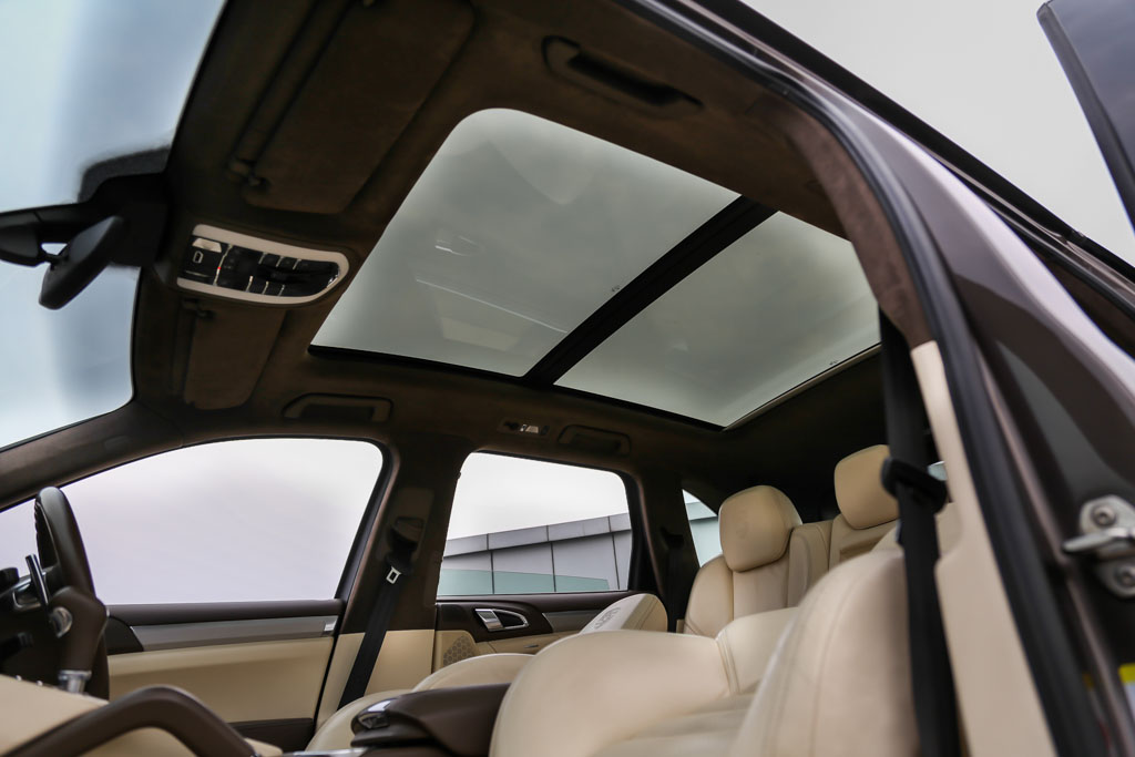 Porsche Cayenne Turbo sunroof 2
