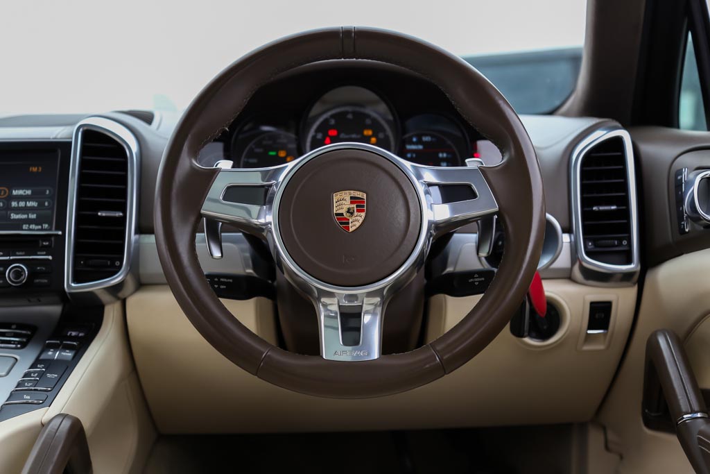 Porsche Cayenne Turbo steering wheel 1