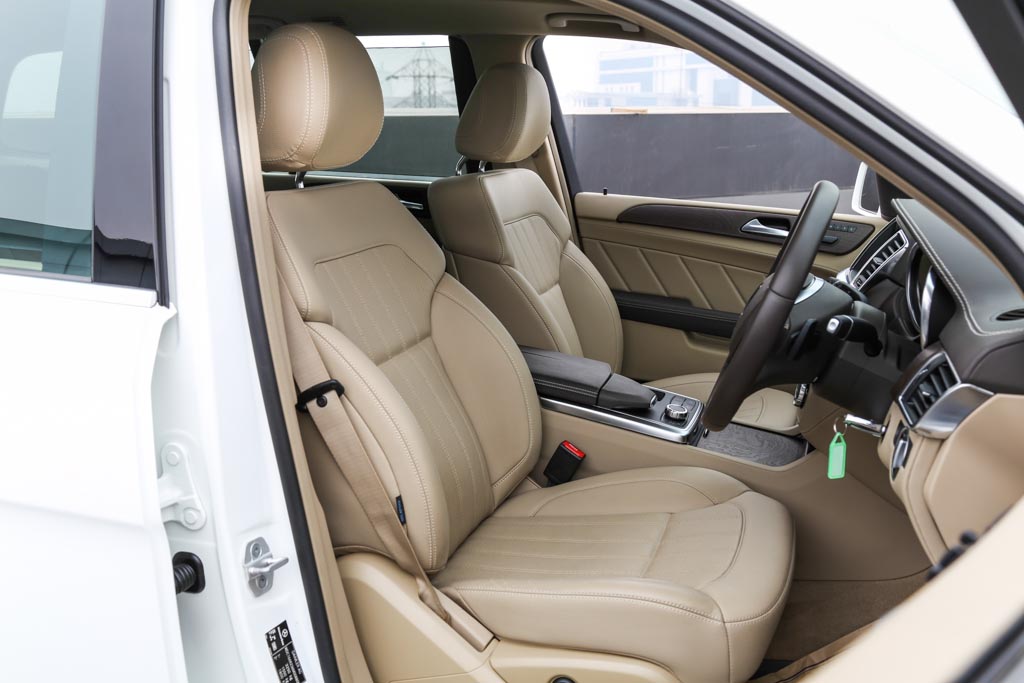 Mercedes-Benz GL350 CDI door view of front seats