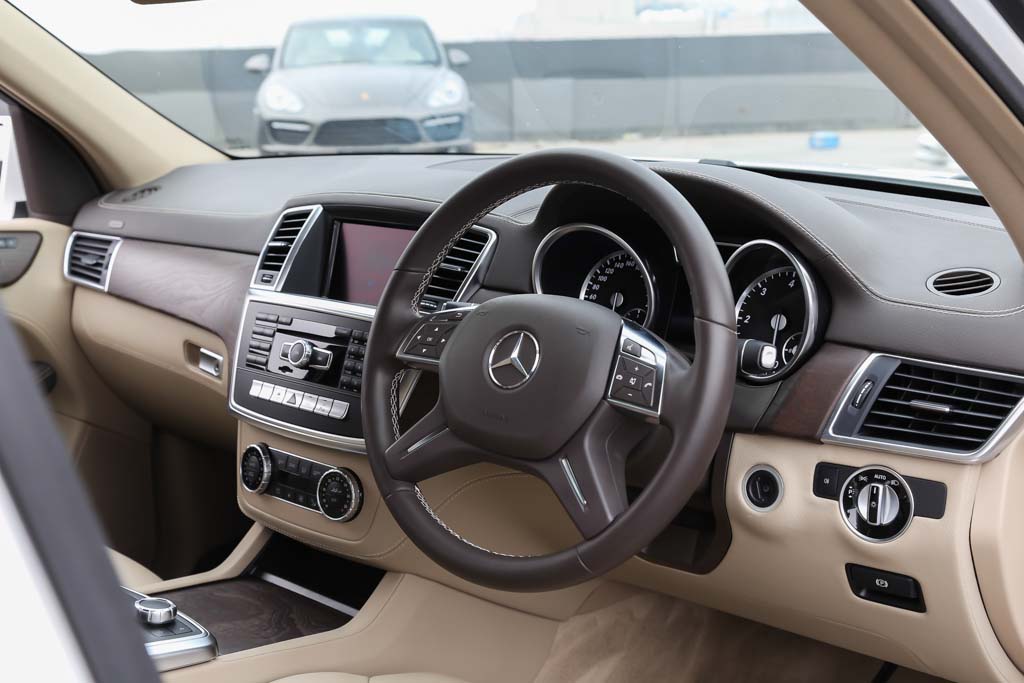 Mercedes-Benz GL350 CDI dashboard