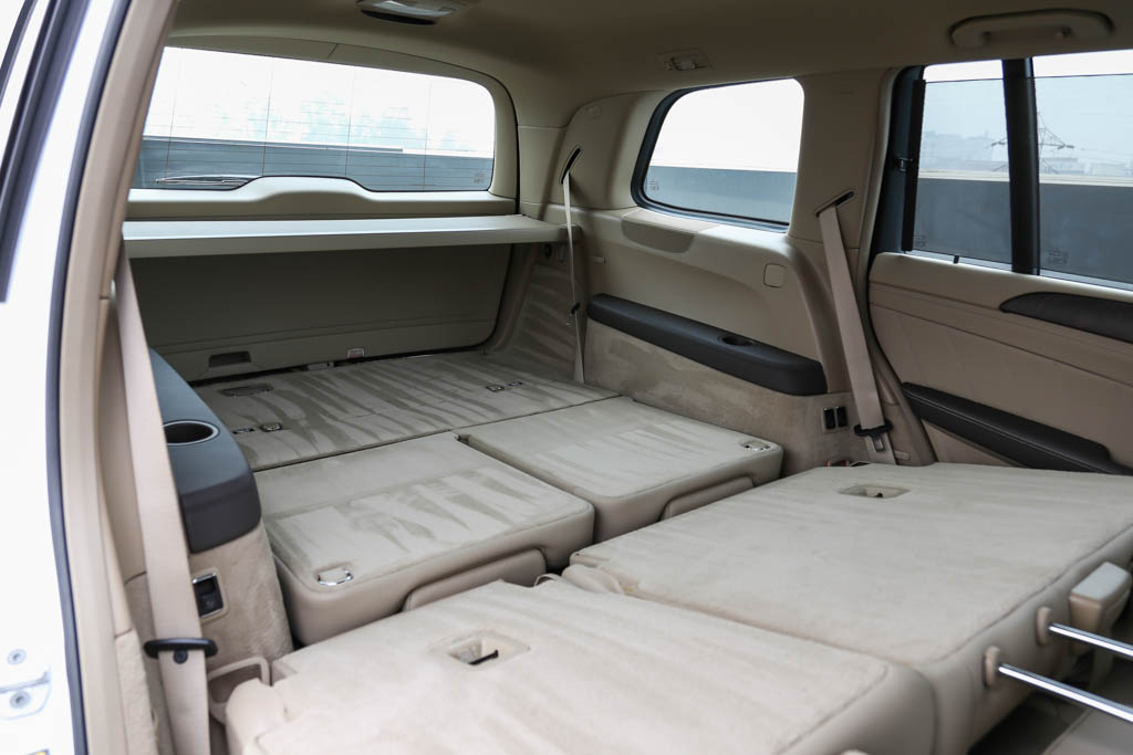 Mercedes-Benz GL350 CDI door view of rear seats 3