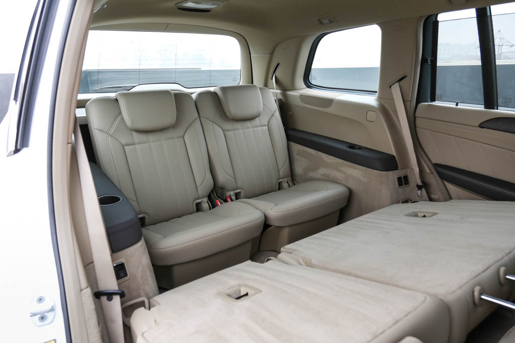 Mercedes-Benz GL350 CDI door view of rear seats 2