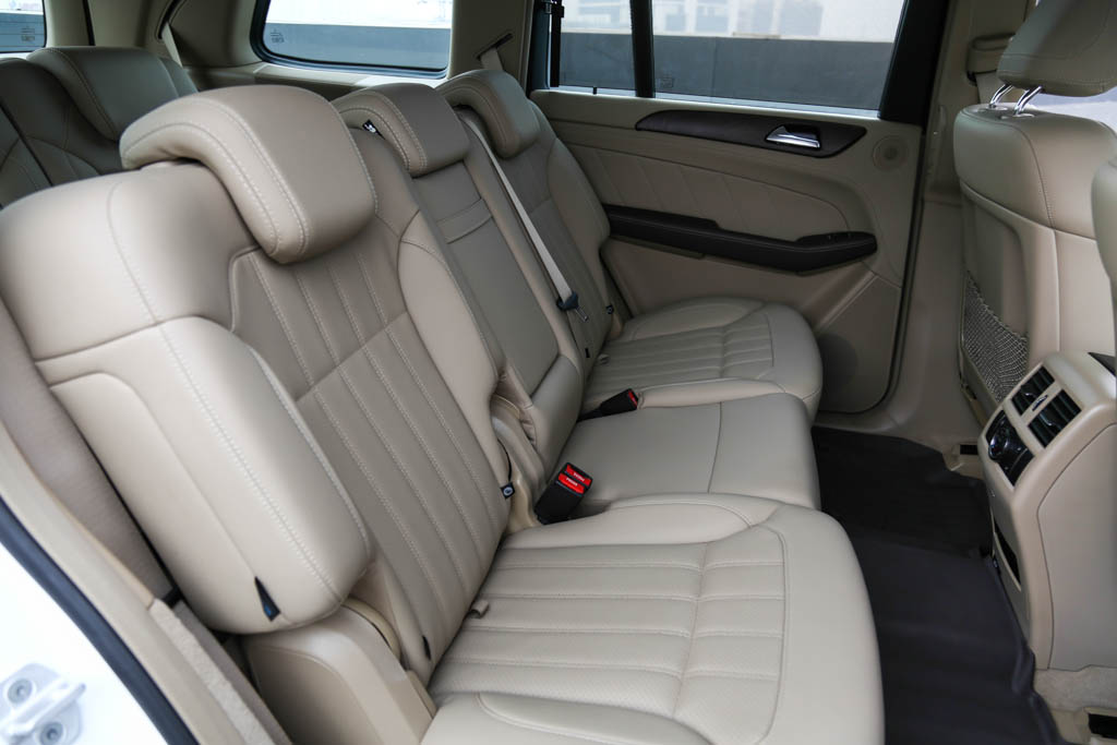 Mercedes-Benz GL350 CDI door view of rear seats 1