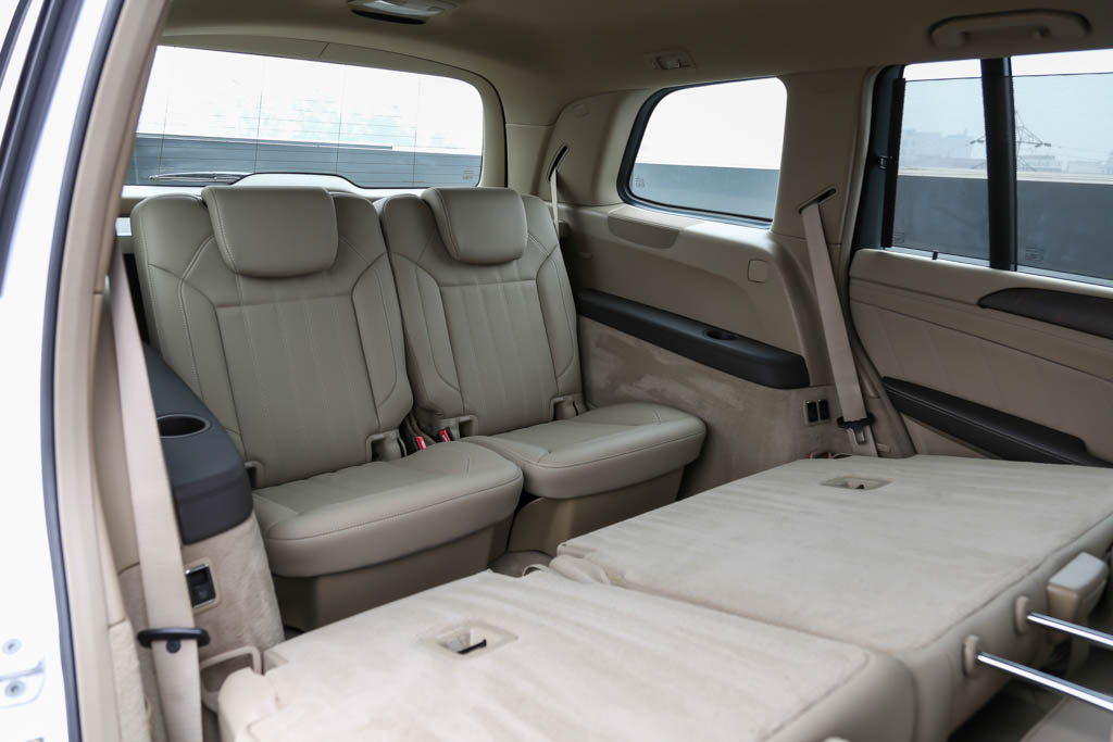 Mercedes-Benz GL350 CDI door view of rear seats 4