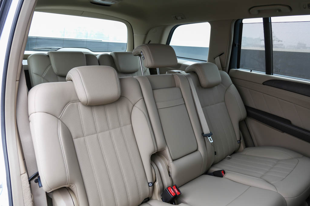 Mercedes-Benz GL350 CDI door view of rear seats 5