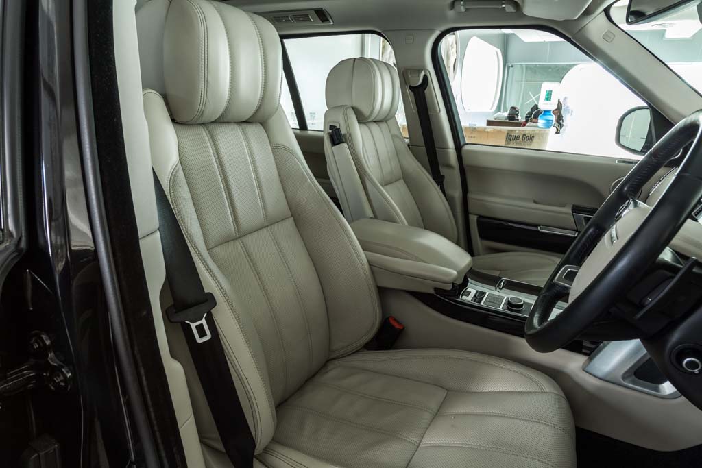 Range Rover Vogue SE door view of front seats