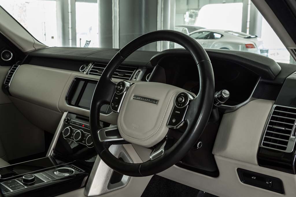 Range Rover Vogue SE dashboard