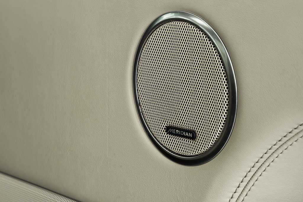 Range Rover Vogue SE speakers