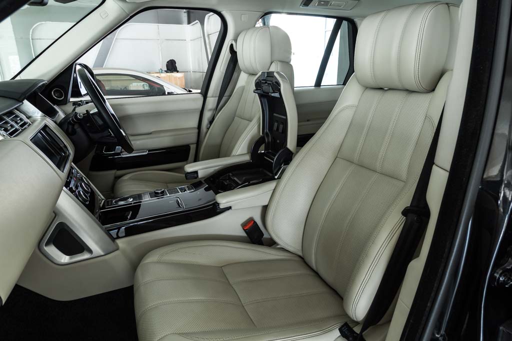 Range Rover Vogue SE door view of front seats 1