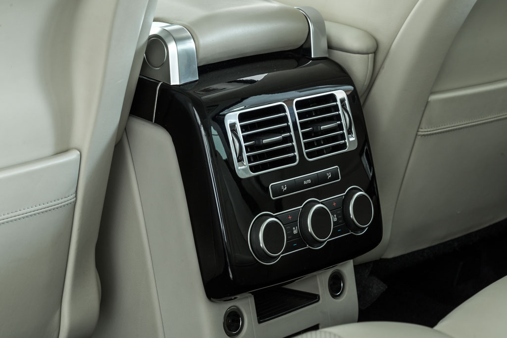 Range Rover Vogue SE rear air vents