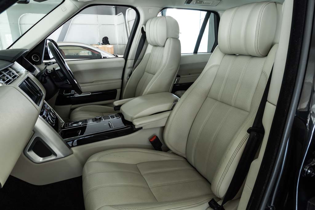 Range Rover Vogue SE door view of front seats 3
