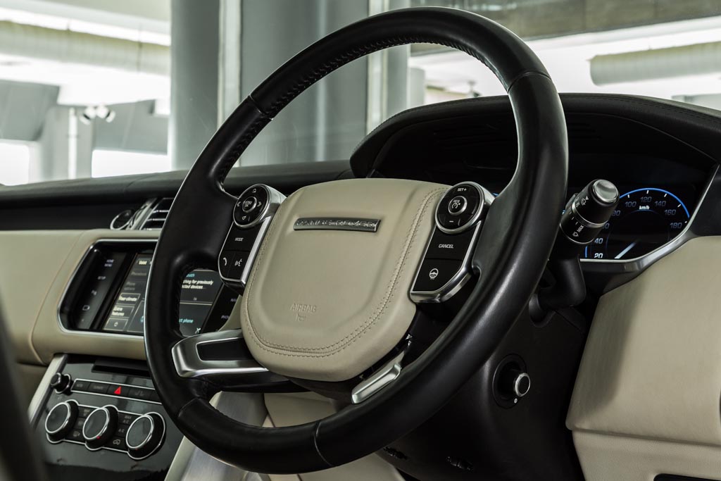 Range Rover Vogue SE steering wheel