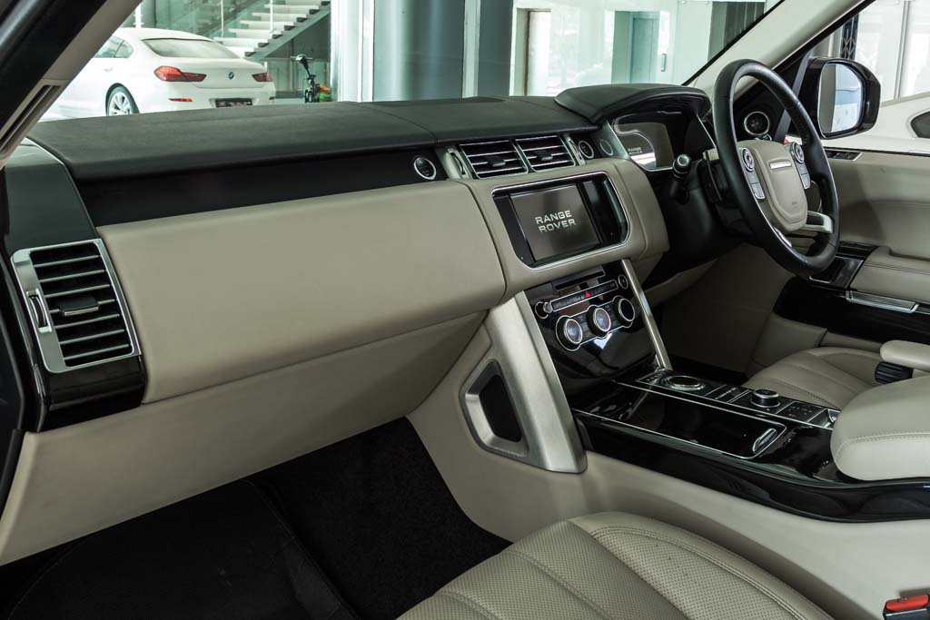 Range Rover Vogue SE dashboard 1