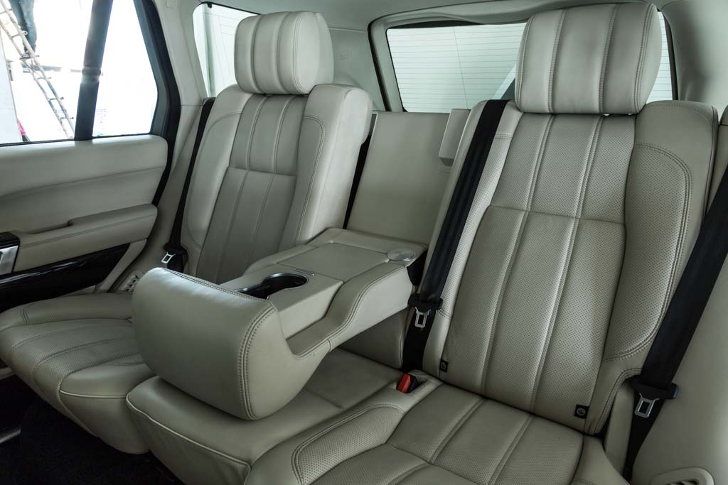 Range Rover Vogue SE rear seats 1